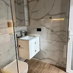 아파트 Malo House Center *