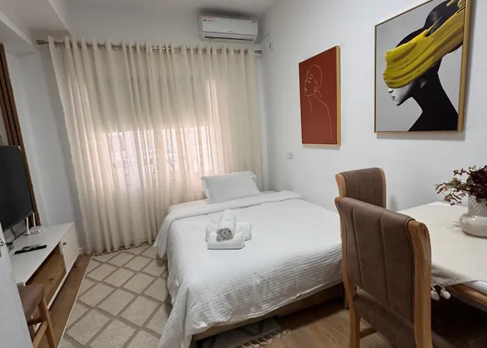 Malo House Center 地拉那